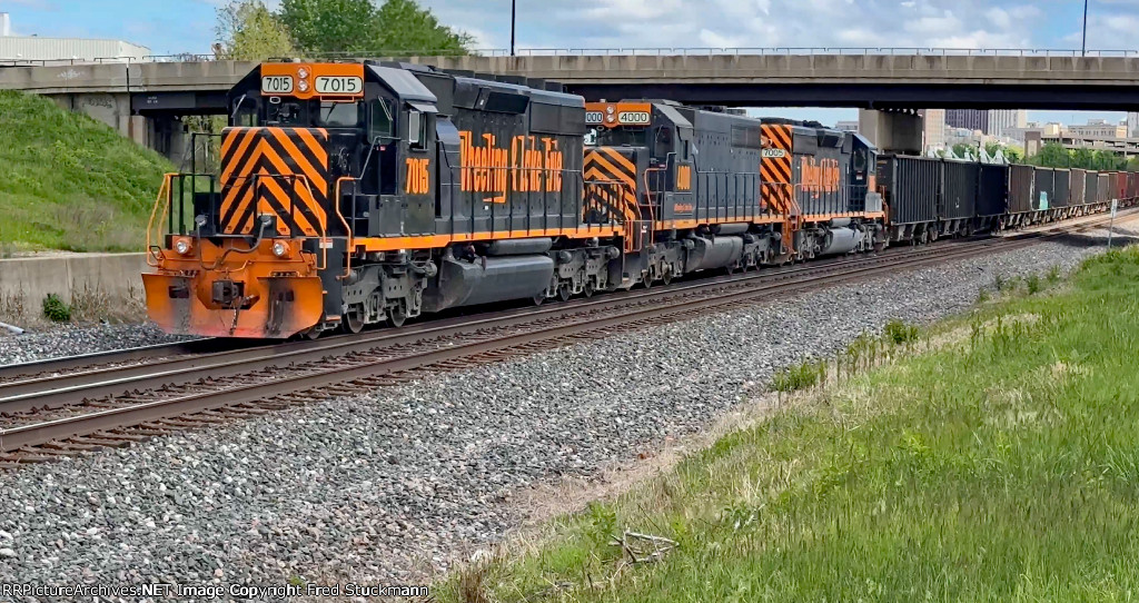WE 7015 leads the shove home.